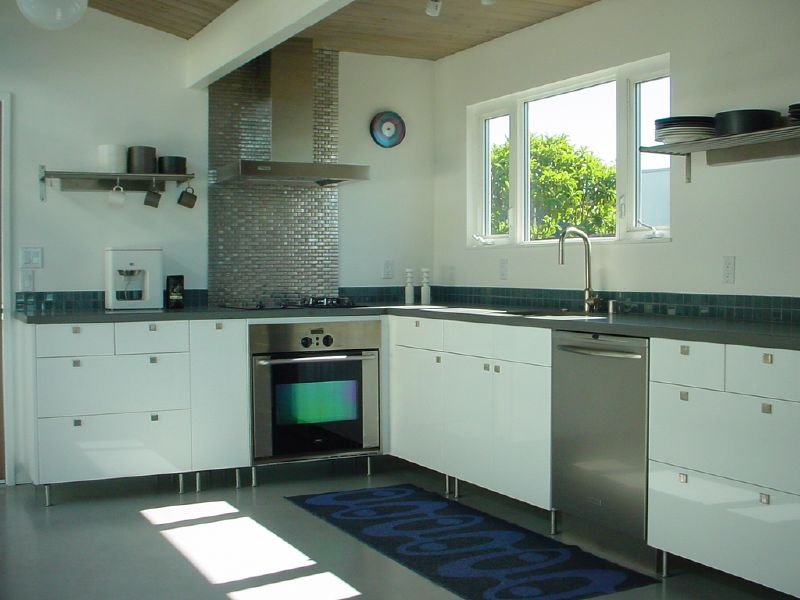 Bộ tủ inox cánh Acrylic trắng (nguồn internet)
