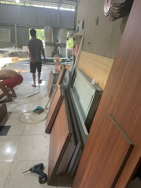 Thợ thi công tại xưởng Nội Thất Pixelhome