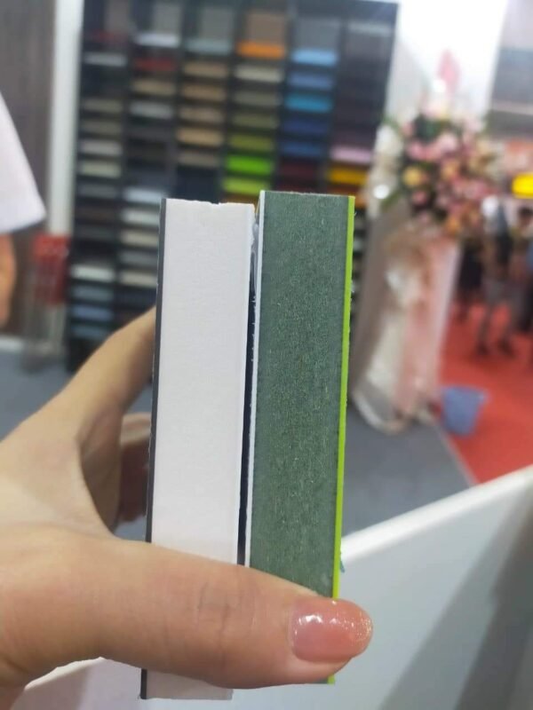 So sánh mặt cánh cánh nhựa phủ acrylic (trái) với cánh gỗ MDF chống ẩm phủ acrylic (phải)