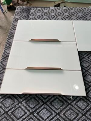 Cánh kính cường lực viền bọc nhôm