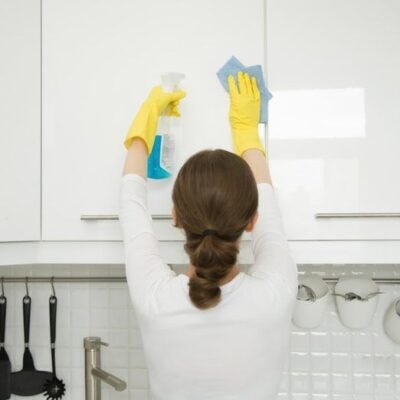 Vệ sinh tủ bếp mdf phủ acrylic dễ dàng bằng khăn lau mịn