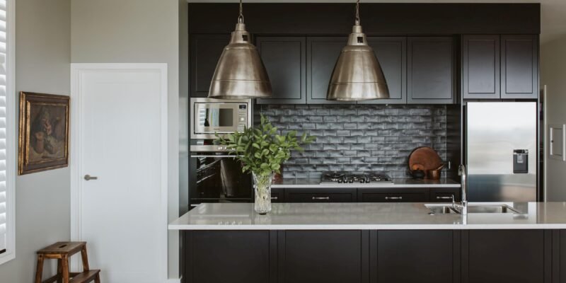 Một mẫu tủ nhựa phủ acrylic chống bám vân tay với mặt cánh soi 